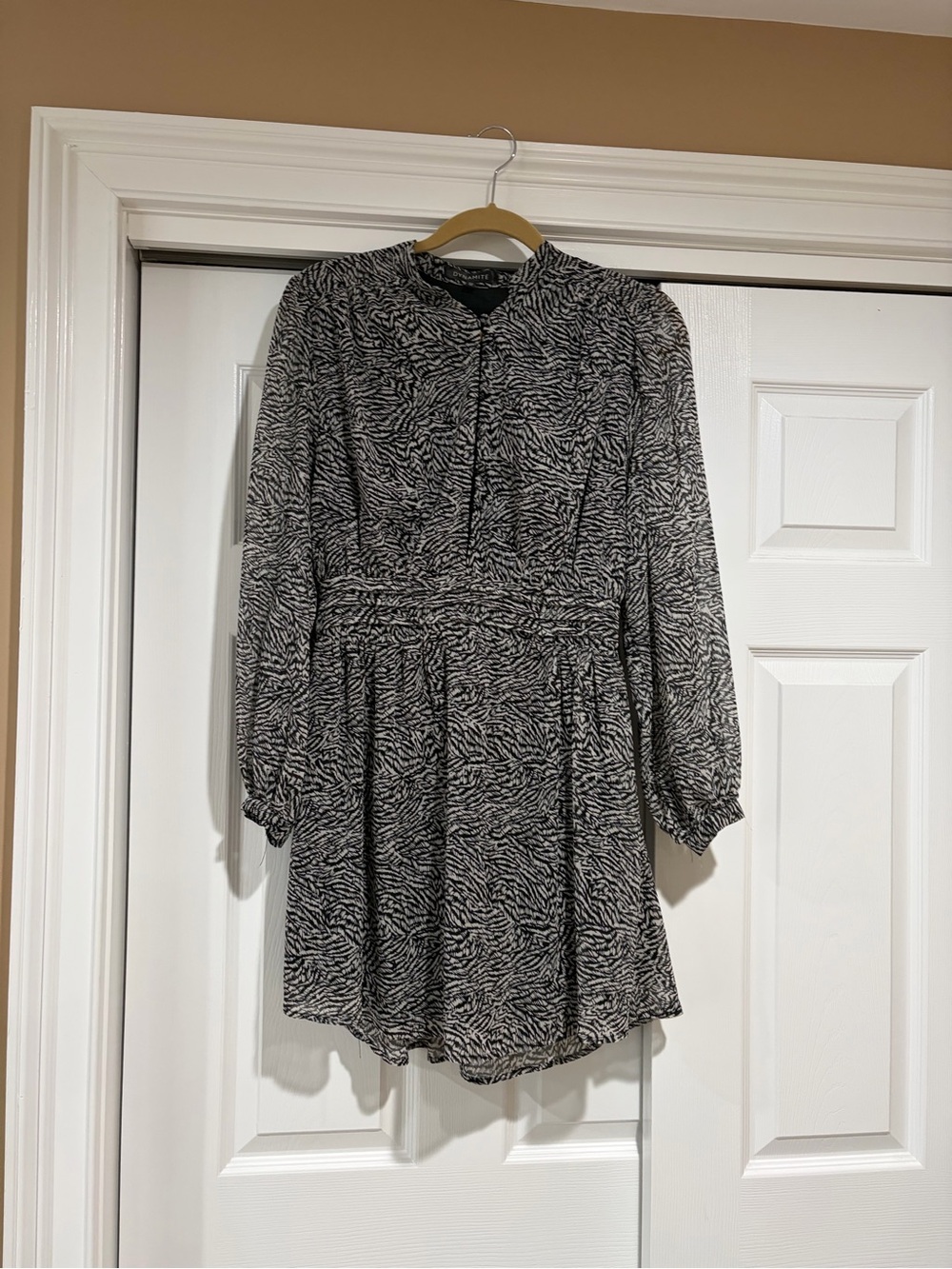 Dynamite Black and White Printed Long-Sleeve Mini Dress